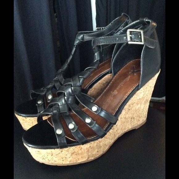 AMERICAN EAGLE OUTFITTERS WEDGE HEEL SANDALS
