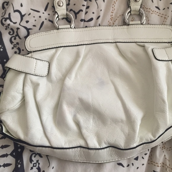 💕GUESS purse💕 - Picture 3 of 4