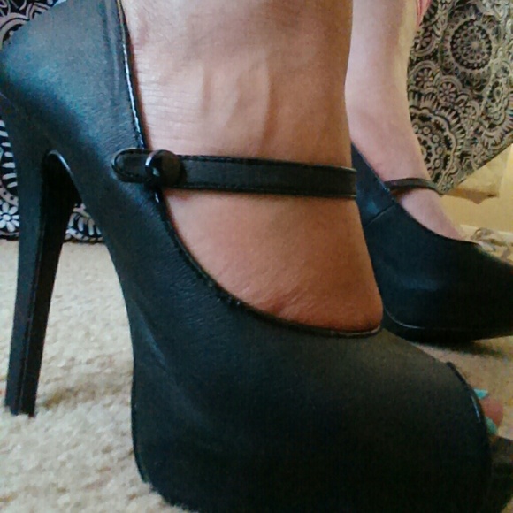 Black stilettos.. Mid Strap. Great classy but sexy
