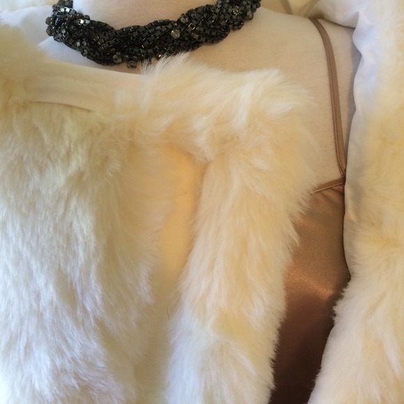 Faux Fur Wrap with Velcro closure - Picture 5 of 6