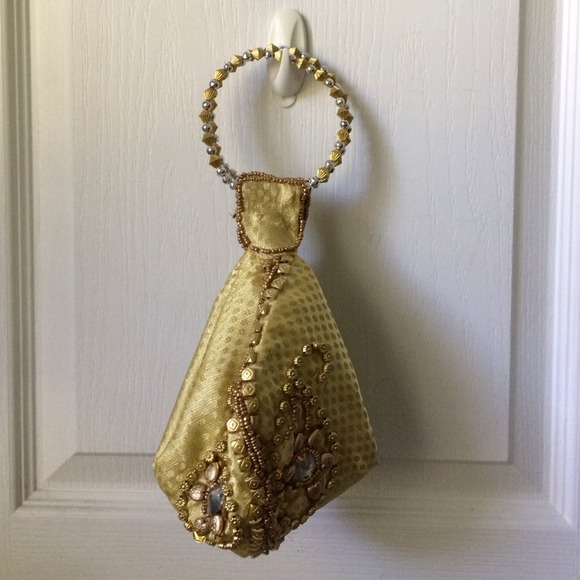 Purse and necklace earring.