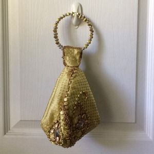 Purse and necklace earring.