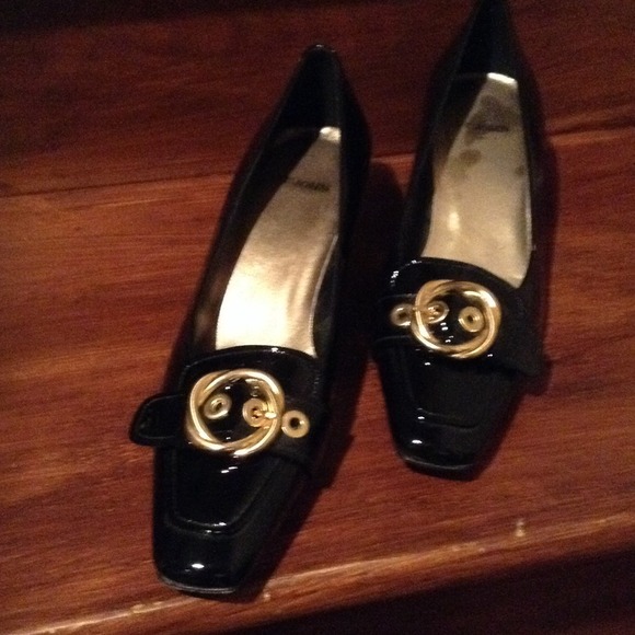 St. John 8 1/2 M Black and Gold Pumps