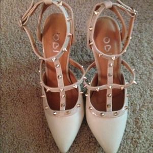 HOLD! HEELS WITH SPIKE DETAILING