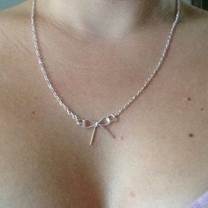 NWOT Silver Bow Necklace, dainty and elegant!! 😻