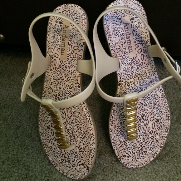 Nude T-Strap sandals size 6 - Picture 2 of 4