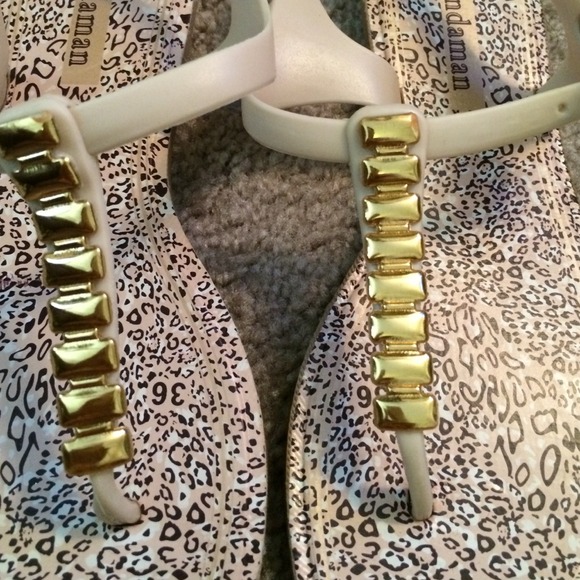 Nude T-Strap sandals size 6 - Picture 3 of 4