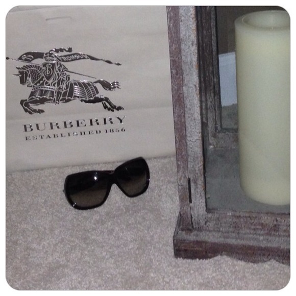 💯 Auth Burberry Sunglasses. - Picture 3 of 4