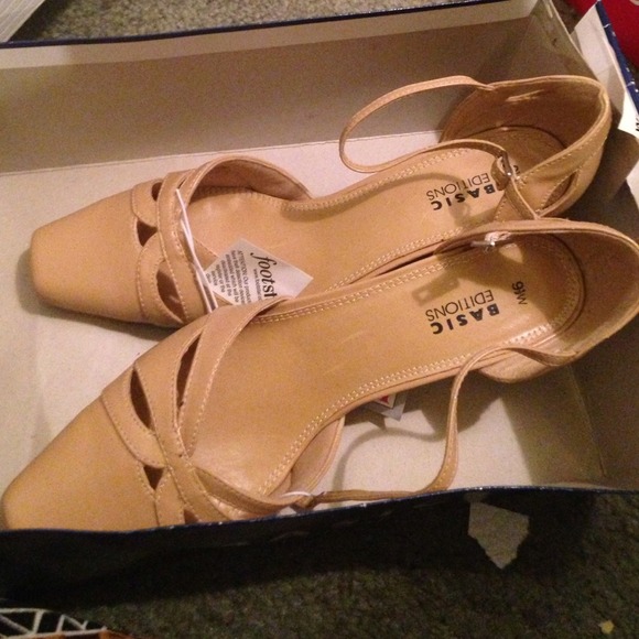 New... Nice Taupe heels
