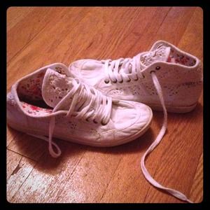 Cutest ROXY white kicks!