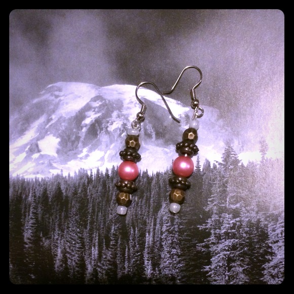 ⭐️REDUCED⭐️Bronze colored &pink pearled earrings!!