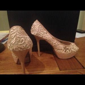 Lace peep toe heel