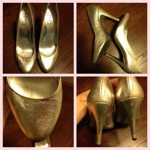 Size 10B, Jessica Simpson pumps, silver and gold.