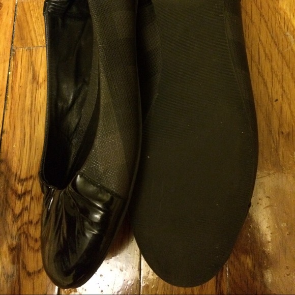 Authentic Burberry flats - Picture 3 of 5