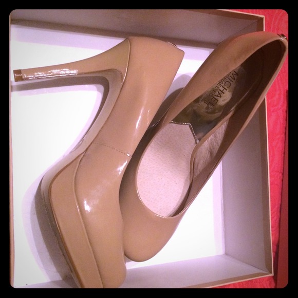 Michael Kors nude pump