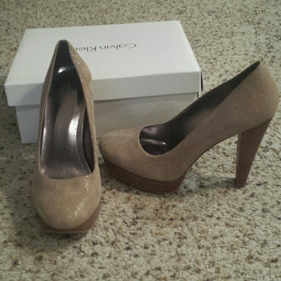 Calvin Klein neutral pumps