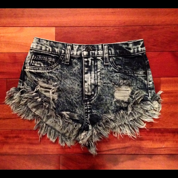 Price reduction!! Sneak Peek High Rise Shorts