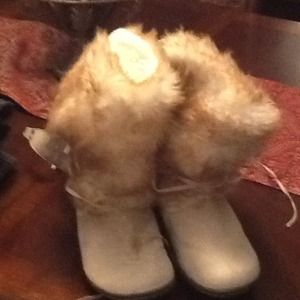 Women's faux fur winter boots.