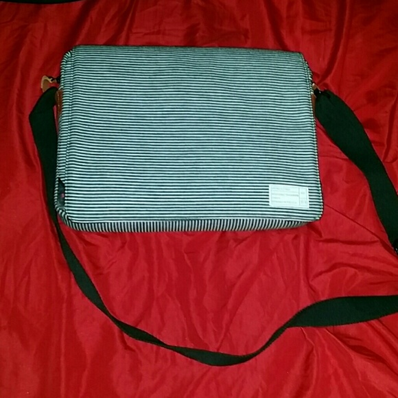 ⬇ Cross Body Bag