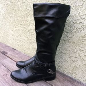 Black knee high boots. 🍁🍂🍃