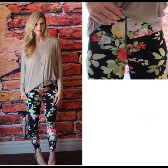 Pants - 🎁Bundled🎁 Zipper detail floral knit leggings