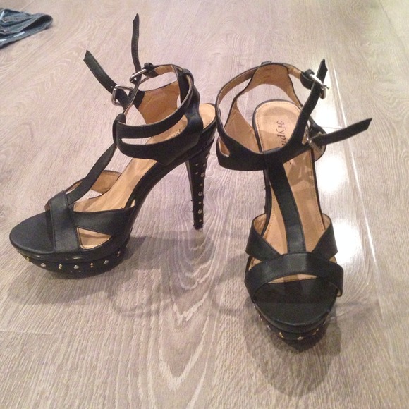 ‼️🎉Sexy open toe Studded Pumps🎉‼️