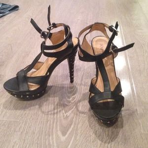 ‼️🎉Sexy open toe Studded Pumps🎉‼️