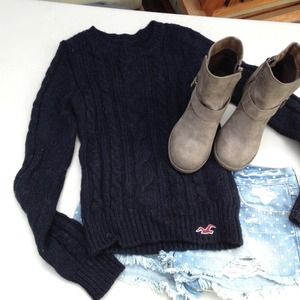 Hollister Sweater. Navy. Size Medium.