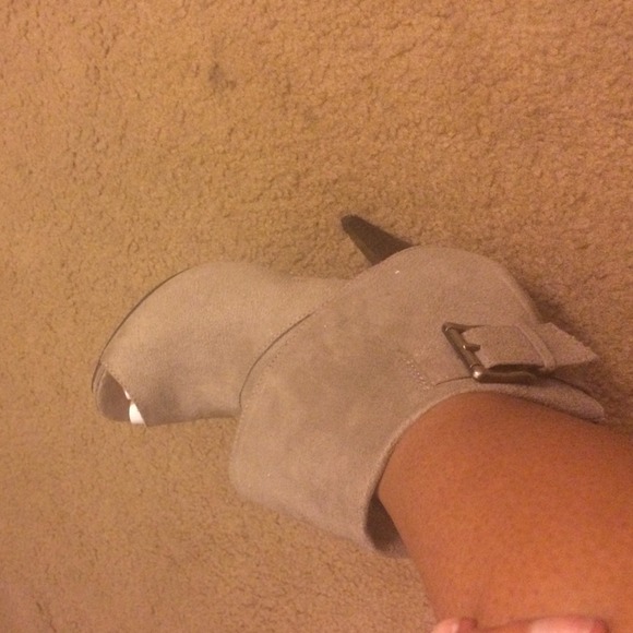 Gray/taupe booties, perfect for winter months 😍