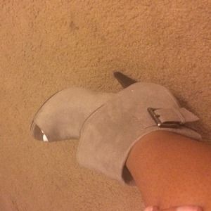 Gray/taupe booties, perfect for winter months 😍