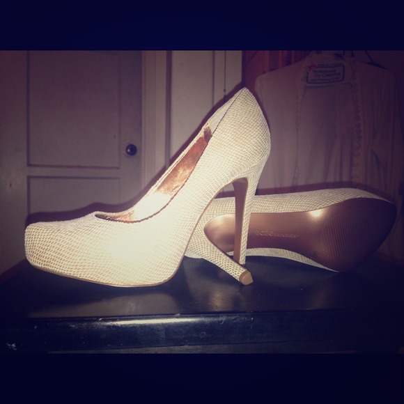 BCBG Nude pump