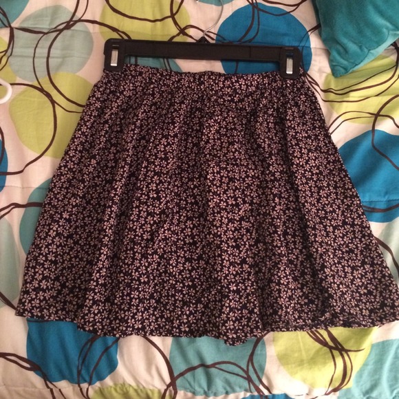 brandy Melville daisy skirt