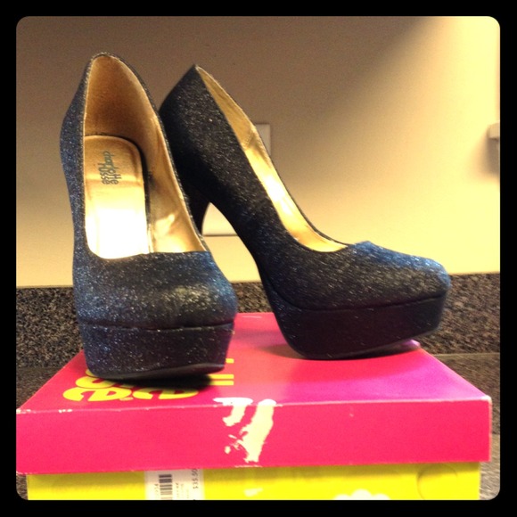 Super cute sparkly black heels!!