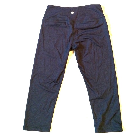 Lululemon black Wunder Under crop legging, size 6