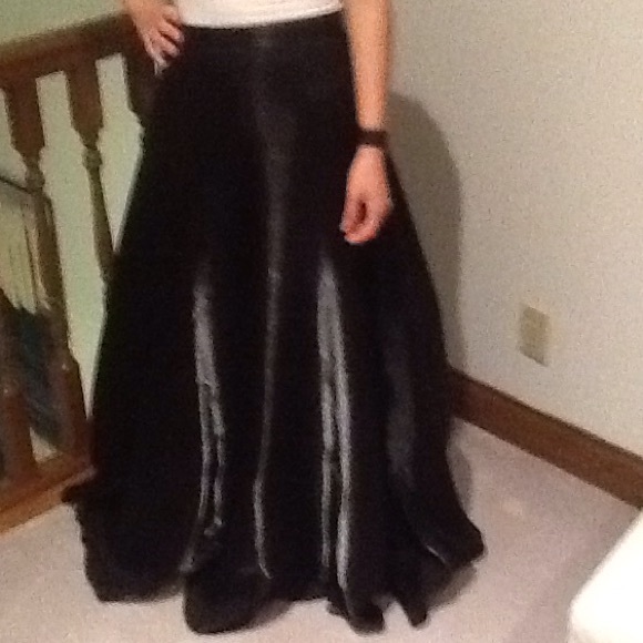 Shiny black full length skirt - Picture 3 of 3