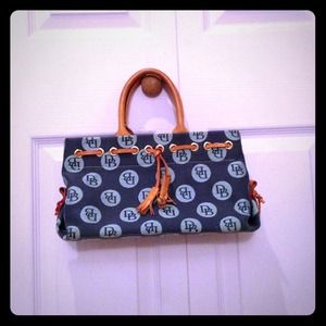 Small Dooney & Bourke purse