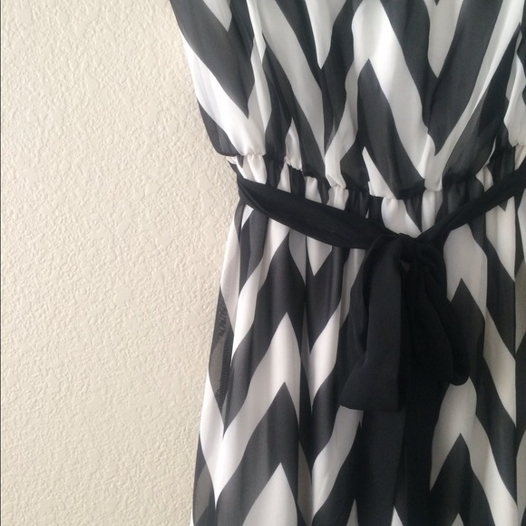 SOLD IN BUNDLE 🔻🔻🔻Chevron Strapless Maxi Dress - Picture 2 of 3