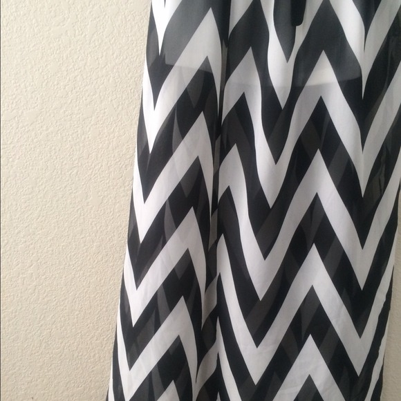 SOLD IN BUNDLE 🔻🔻🔻Chevron Strapless Maxi Dress - Picture 3 of 3