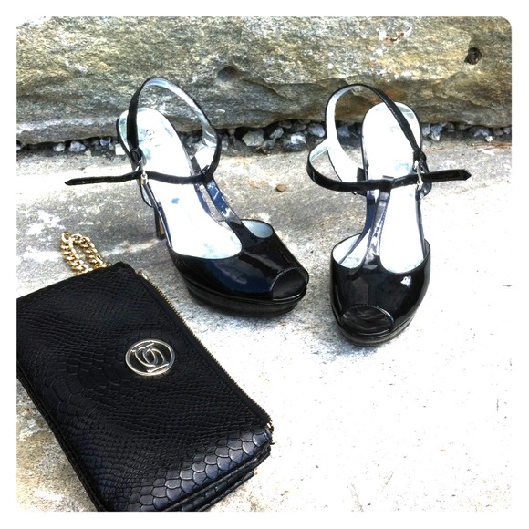 Black patten leather platform heel!