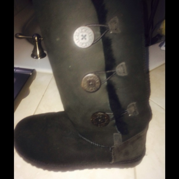 Tall three buttons Ugg Boots🌹