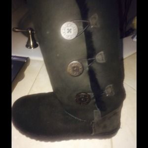Tall three buttons Ugg Boots🌹