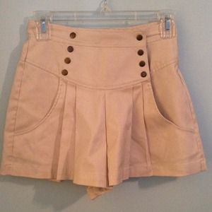 Cute pleated shorts