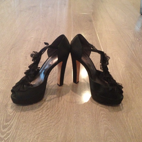 ‼️SOLD‼️🎉BeBe Black Satin and Lace Pumps🎉‼️ - Picture 1 of 3