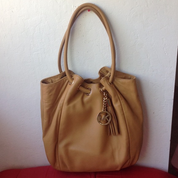 ✨SOLD at TRADESY✨Michael Kors Tan Ring  Tote - Picture 1 of 4