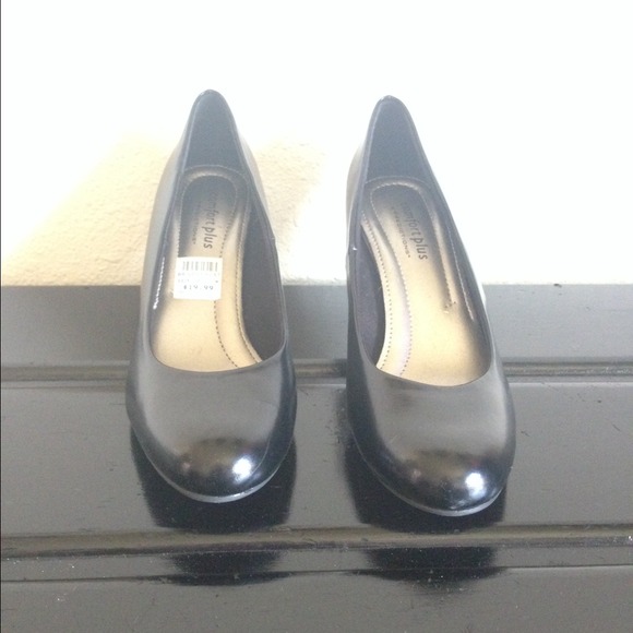 Close toed, 1 1/2 inch heel.