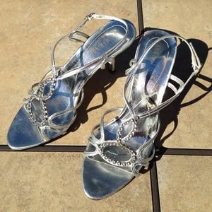 ✨Silver strappy heels✨