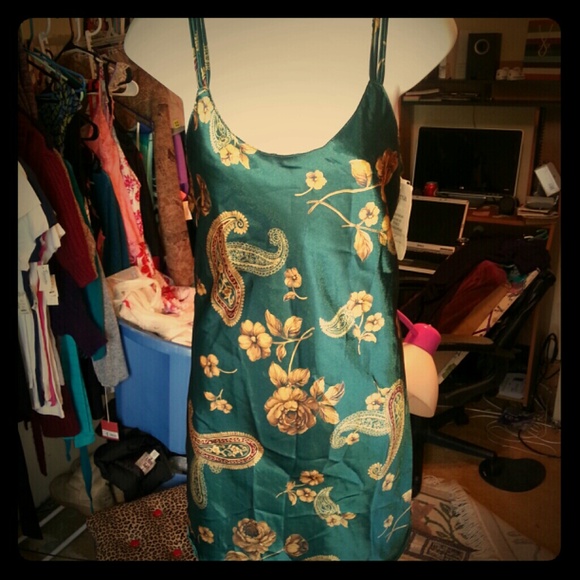 Cinema Exoile Silk Paisley Design Nightgown