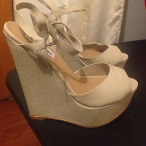 Steve Madden beige open toe wedges