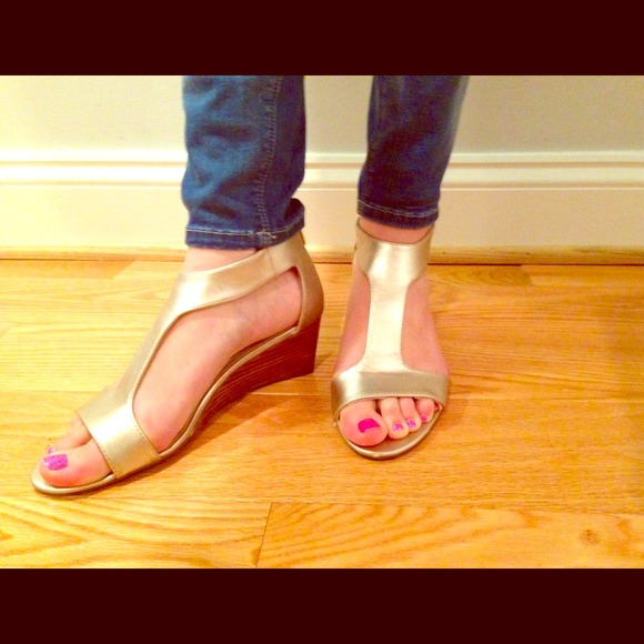 Adrienne Vittadini gold "T" strap mod-style heels