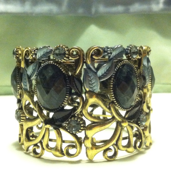 Jewelry - HP 12/28/14 Black Flower Copper Hinged Bangle